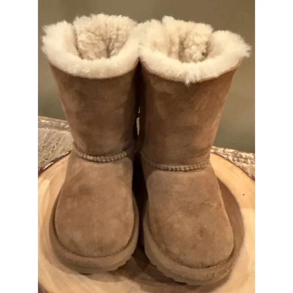 UGG Kids Bailey Bow Boots Chestnut Sheepskin Fur‎ Lined 1017394T SZ-8C